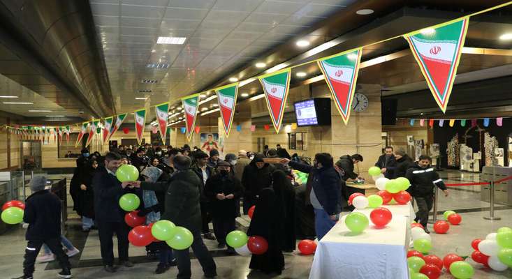 خدمات‌رسانی گسترده متروی تبریز به شهروندان/ برپایی ایستگاه‌ جشن پیروزی انقلاب در ایستگاه میدان ساعت