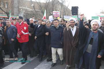 راهپیمایی با شکوه کارکنان شهرداری تبریز در یوم الله ۲۲ بهمن (۱)