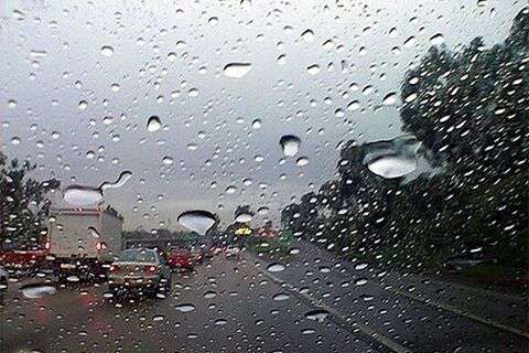 ترافیک سنگین در آزادراه ساوه - تهران/بارش باران در برخی محورهای همدان، کردستان و کرمانشاه