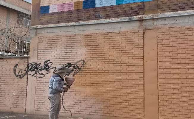 پاکسازی و رنگ آمیزی دیوار نوشته های غیرمجاز سطح شهر توسط سازمان زیباسازی