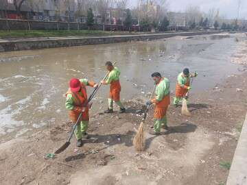 پاکسازی و لایروبی داخل مهران رود توسط شهرداری منطقه ۱۰