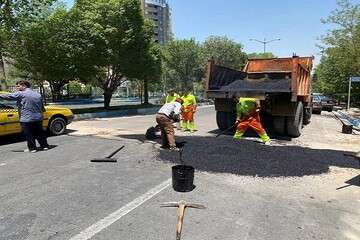 لکه گیری ۵۱ تنی آسفالت معابر سطح حوزه شهرداری منطقه ۲ طی هفته گذشته