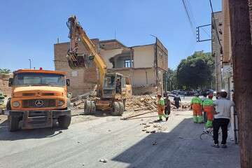 تملک و تخریب اصلی ترین ملک مسکونی و تجاری واقع در مسیرگشایی خیابان شهید مناف‌زاده