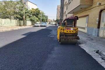 توزیع ۳۰۰ تن آسفالت در کوی ۱۳ آبان اندیشه