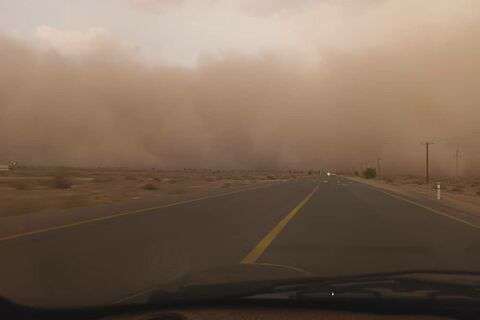 هشدار تردد در جاده‌های جنوب‌شرقی در پی توفان گرد و خاک و شن و احتمال تگرگ