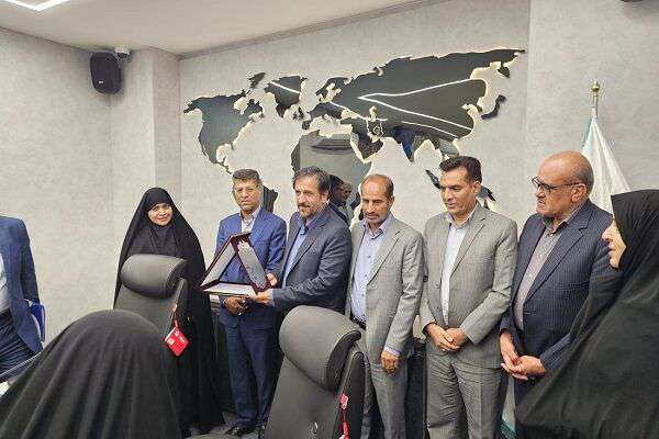 معاون توسعه مدیریت و منابع انسانی وزارت راه و شهرسازی شهروند افتخاری بم شد