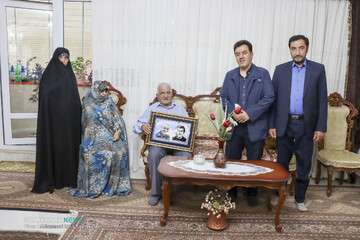 دیدار شهردار تبریز با خانواده معظم شهید والامقام محسن نارنگی و جانباز سرافراز مجید فلاحتی