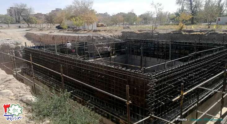 اجرای عملیات قالب بندی دیوارهای مخزن بتنی ۷۰۰ متر مکعبی ذخیره آب در پارک باغشمال