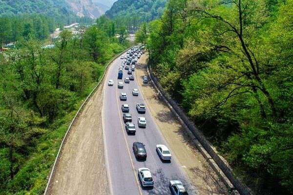 ترافیک سنگین در محور چالوس/ بارش باران در برخی از محورهای کردستان