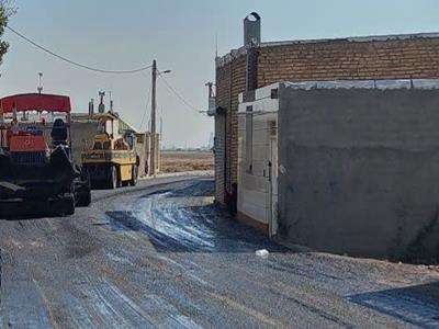 اجرای عملیات روکش آسفالت در محله ناصرآباد در قزوین ادامه دارد