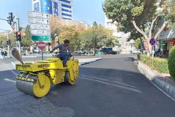 توزیع ۱۰۰۰ تن آسفالت طی هفته اخیر در معابر بافت مرکزی شهر