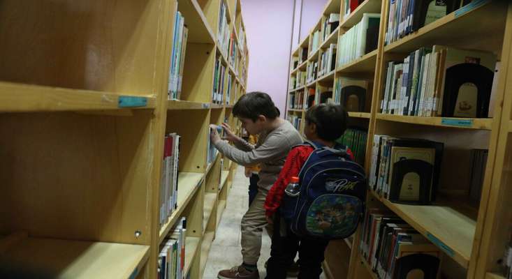 لذت ورق زدن کتاب برای کودکان در کتابخانه فرهنگسرای الغدیر