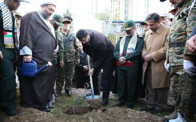 کاشت نهال زیتون در محوطه وزارت راه و شهرسازی به یاد شهدای غزه