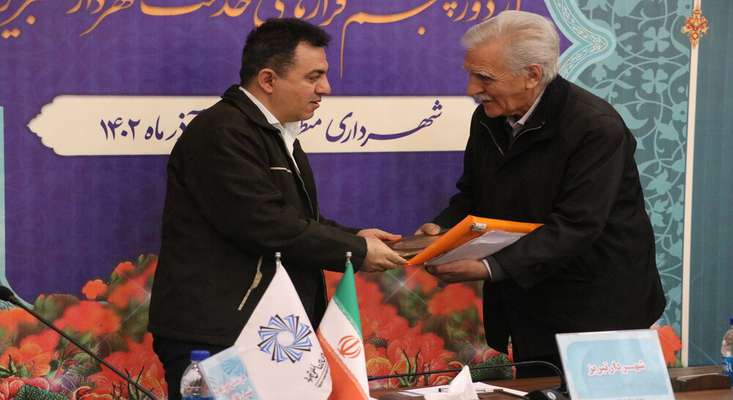 تجلیل از قاری جوان و یکی از شعرای تبریز در چهل و چهارمین قرار خدمت شهرداری