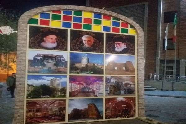 نصب تصاویر اماکن گردشگری تبریز در میدان شهدا
