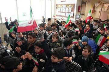 برگزاری جشن انقلاب در دبستان ۱۲ بهمن
