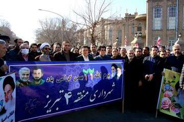 حضور گسترده شهردار و کارکنان منطقه ۴ در راهیپیمایی یوم الله ۲۲ بهمن