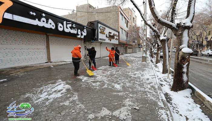 تلاش نیروهای ستاد مدیریت بحران شهرداری مبارکه به منظور برف روبی و تسهیل در تردد شهروندان گرامی