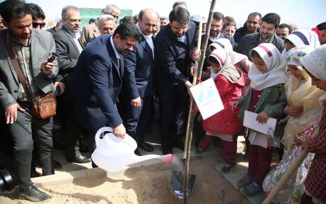 آغاز کاشت ۵ هزار اصله درخت با حضور وزیر راه و شهرسازی در شهر جدید ایوانکی