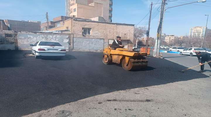 لکه‌گیری و آسفالت‌ریزی معابر مرکزی شهر در قالب اجرای طرح "استقبال از بهار"