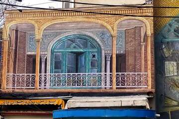 اجرای نقاشی دیواری با طرح بازار تاریخی گرجیلر در ابتدای خیابان دارایی