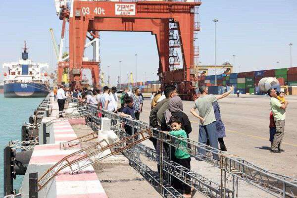 نزدیک به ۸ هزار گردشگر از جاذبه‌های بندری و دریایی بندرامام خمینی‌(ره) بازدید کردند