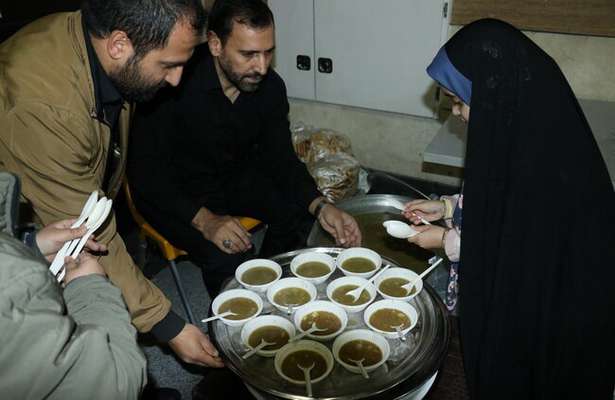 برگزاری چهارمین ویژه برنامه سه شنبه های مهدوی در ماه مبارک رمضان و توزیع افطاری ساده در ایستگاه متروی میدان کهن تبریز