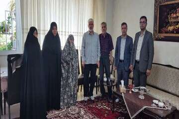 دیدار شهردار منطقه ۱۰ با خانواده معظم شهید والامقام « محمدرضا دواتگری »