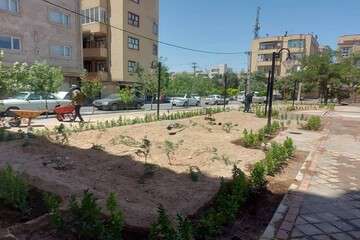 تداوم عملیات احداث پارک محله ای در خیابان شهید برقی خطیب