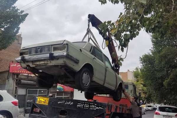 خودروهای فرسوده رها شده در معابر عمومی تبریز جمع‌آوری می‌شوند