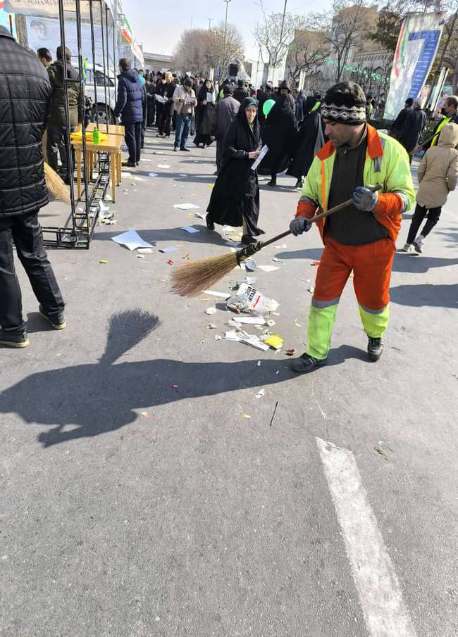 تنظیف مسیر راهپیمایی ۲۲بهمن با همت عوامل خدمات شهری منطقه هشت