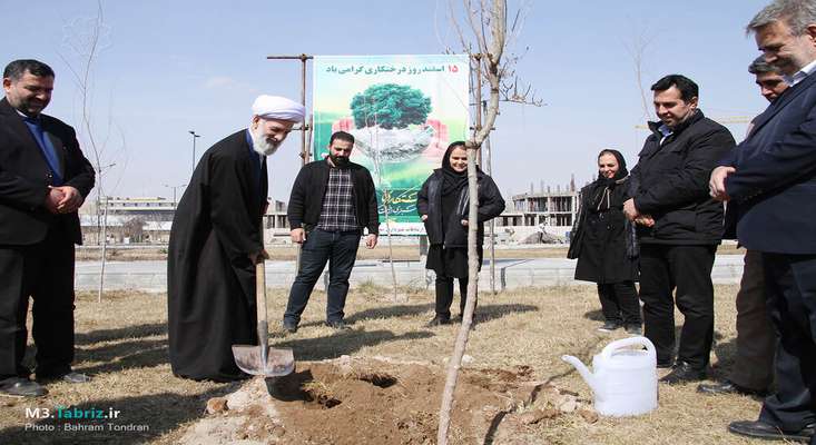 برگزاری آیین گرامیداشت هفته درختکاری با کاشت نمادین نهال در پارک باغشمال