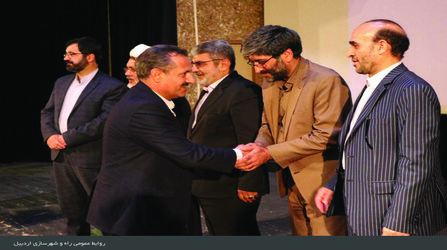 اعطای لوح تقدیر به مدیرکل راه وشهرسازی استان اردبیل