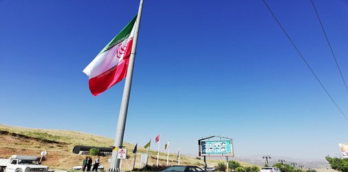 نصب پرچم جمهوری اسلامی ایران در ورودی شهر