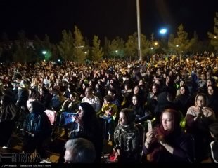 حضور چشمگیر مردم دامغان در جشن های شب های جشنواره ملی پسته
