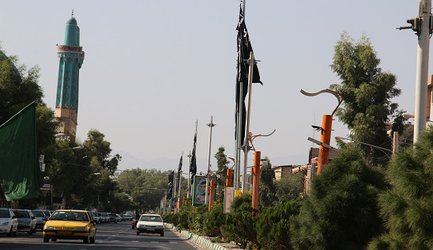 گزارش تصویری از نصب پرچمهای عزای امام حسین (ع)در سطح شهر بم