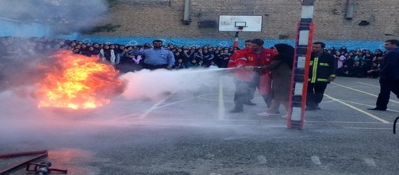آموزش مقابله با زلزله ومهار آتش سوزی در مدرسه شهید ایرج فیضی ( گروه باهنر) توسط آتش نشانی کرمانشاه